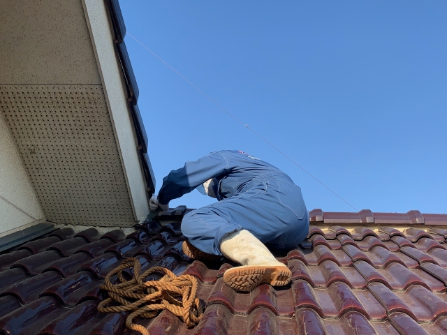 湖南市の住宅で屋根を目視で点検している様子